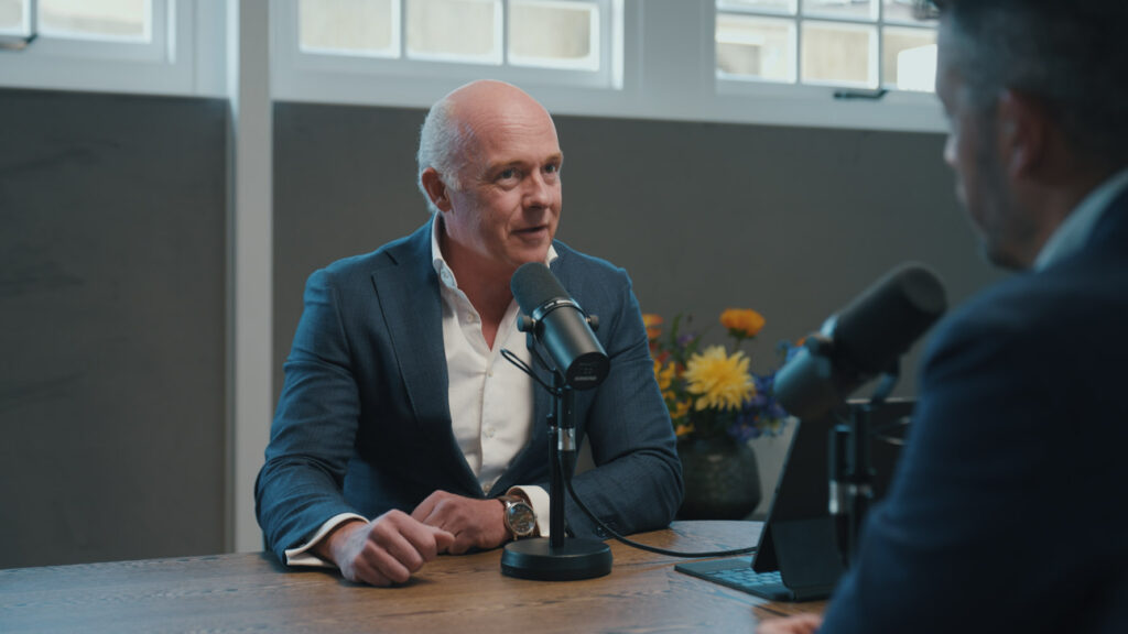Ronald Majoor, host van de Castanea Vastgoed podcast, centraal aan tafel tijdens gesprek over strategieën en trends in commercieel vastgoed.