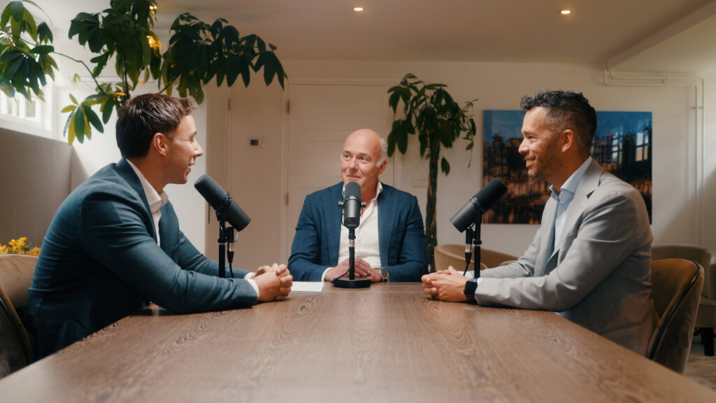 Castanea Vastgoed podcastopname met drie experts die strategieën en trends in commercieel vastgoed bespreken.