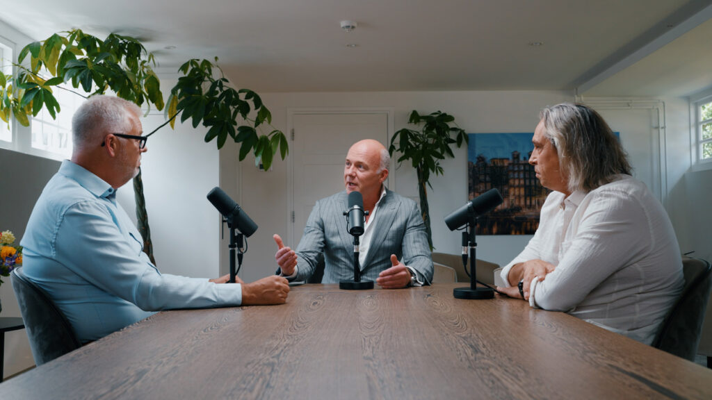 Castanea Vastgoed podcastopname met drie experts die strategieën en trends in commercieel vastgoed bespreken.